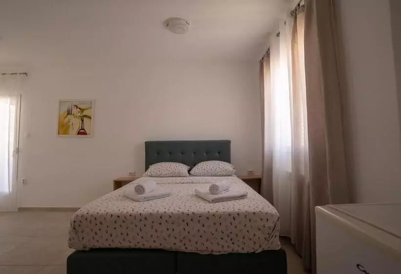 Apartments & Rooms Petra