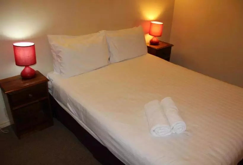 هتل Nireeda Apartments On Clare