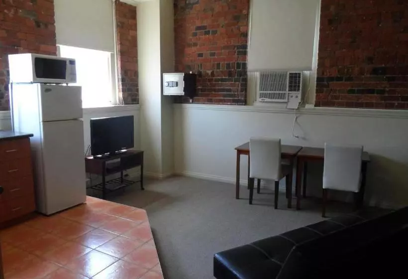 هتل Nireeda Apartments On Clare