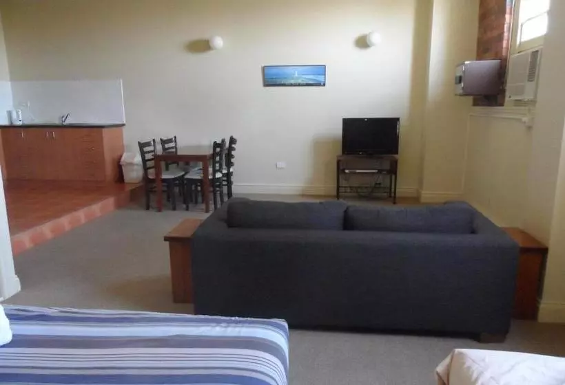 هتل Nireeda Apartments On Clare