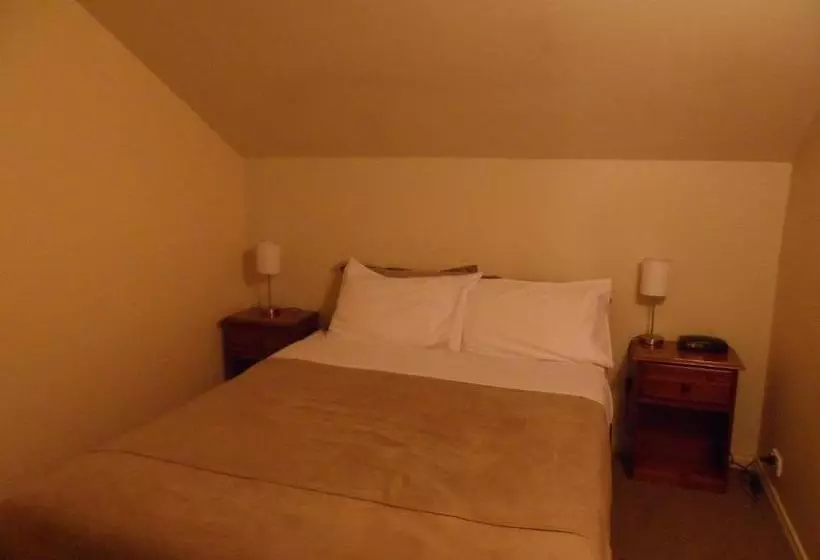 هتل Nireeda Apartments On Clare