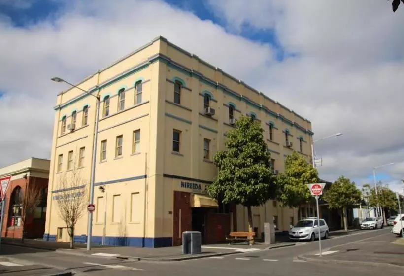 هتل Nireeda Apartments On Clare