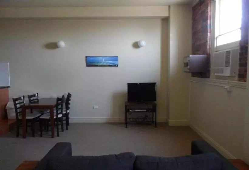 هتل Nireeda Apartments On Clare