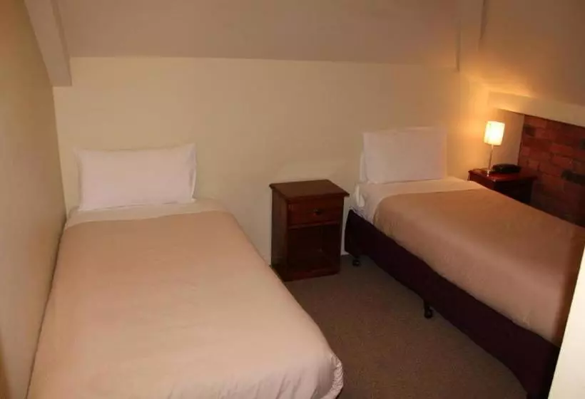 هتل Nireeda Apartments On Clare