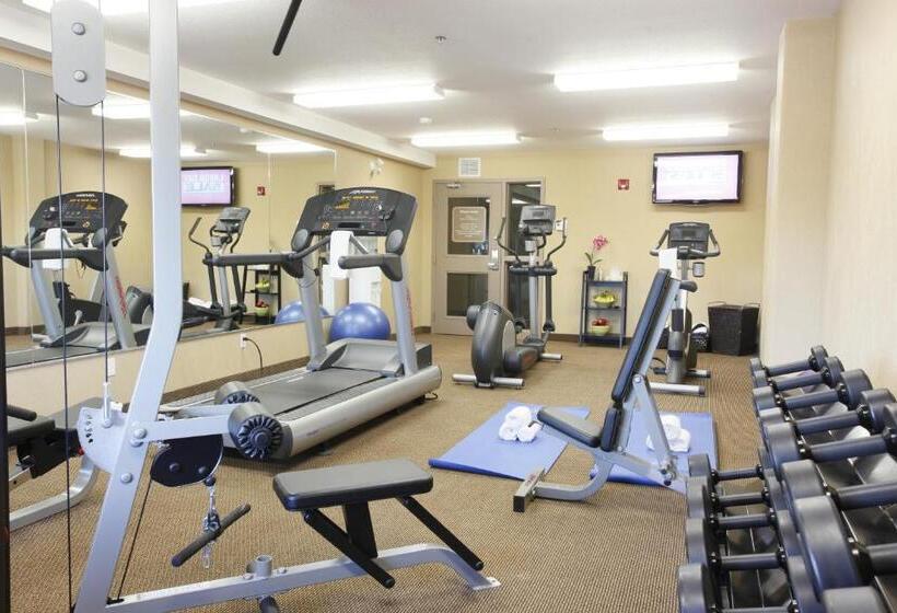 Отель Pomeroy Inn And Suites Vermilion