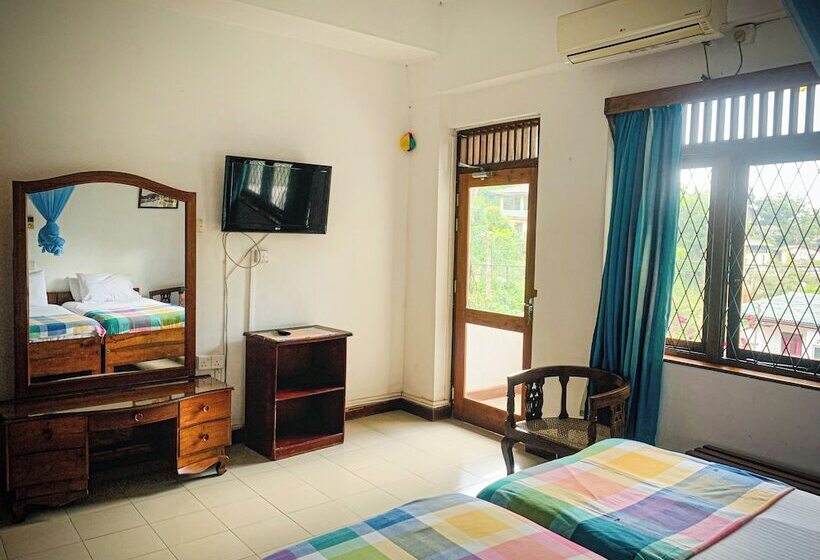 Отель Sharon Inn