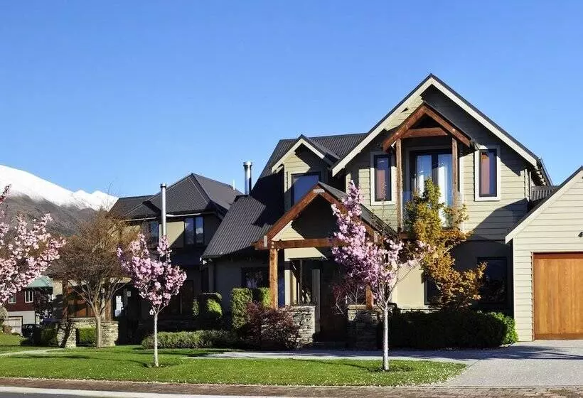 Отель Wanaka Luxury Apartments