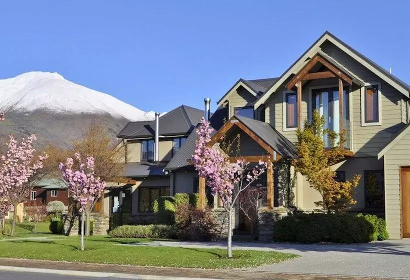 Отель Wanaka Luxury Apartments
