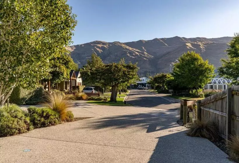 Отель Wanaka Luxury Apartments