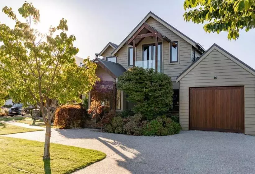 Отель Wanaka Luxury Apartments