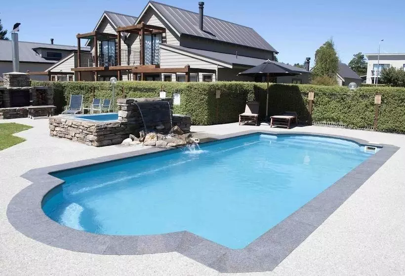 Отель Wanaka Luxury Apartments