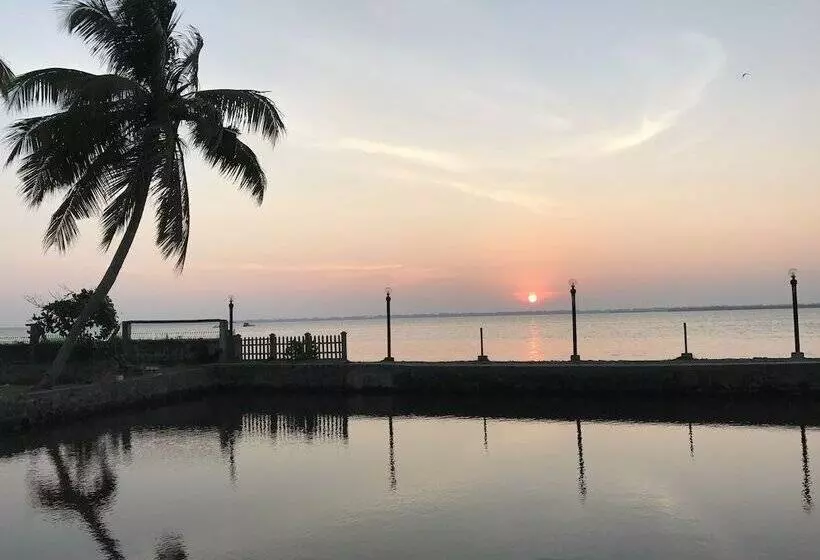 ベッドアンドブレックファースト White Palace