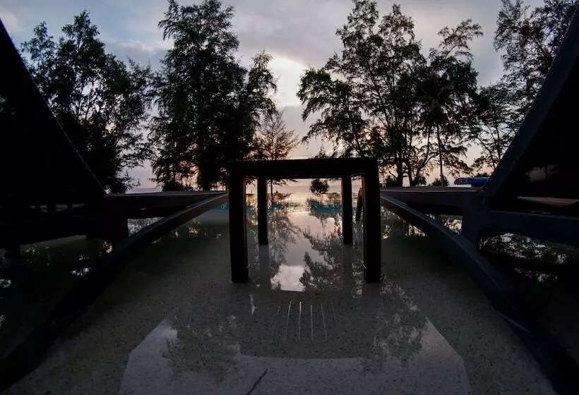 هتل Coriacea Beachfront Boutique Phuket Resort Sha Plus