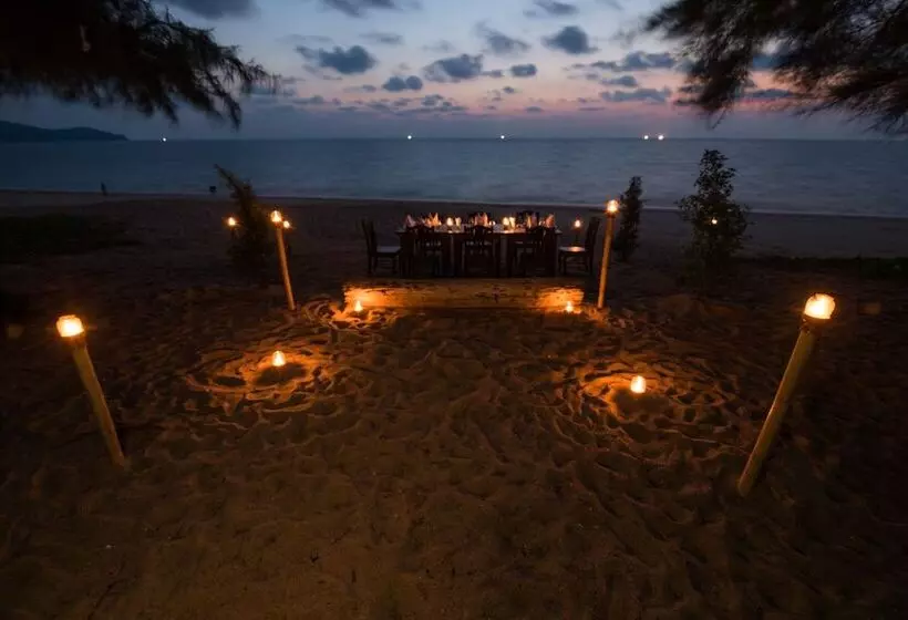 هتل Coriacea Beachfront Boutique Phuket Resort Sha Plus