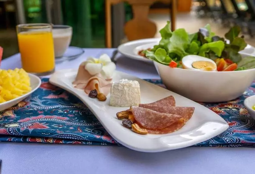 هتل Coriacea Beachfront Boutique Phuket Resort Sha Plus