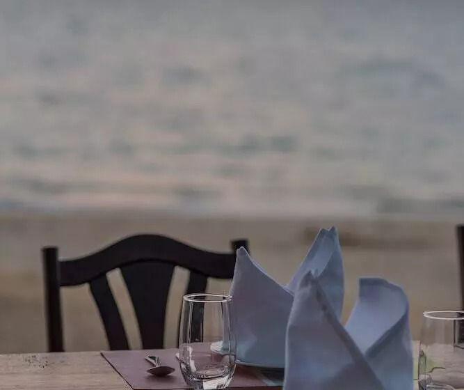 هتل Coriacea Beachfront Boutique Phuket Resort Sha Plus