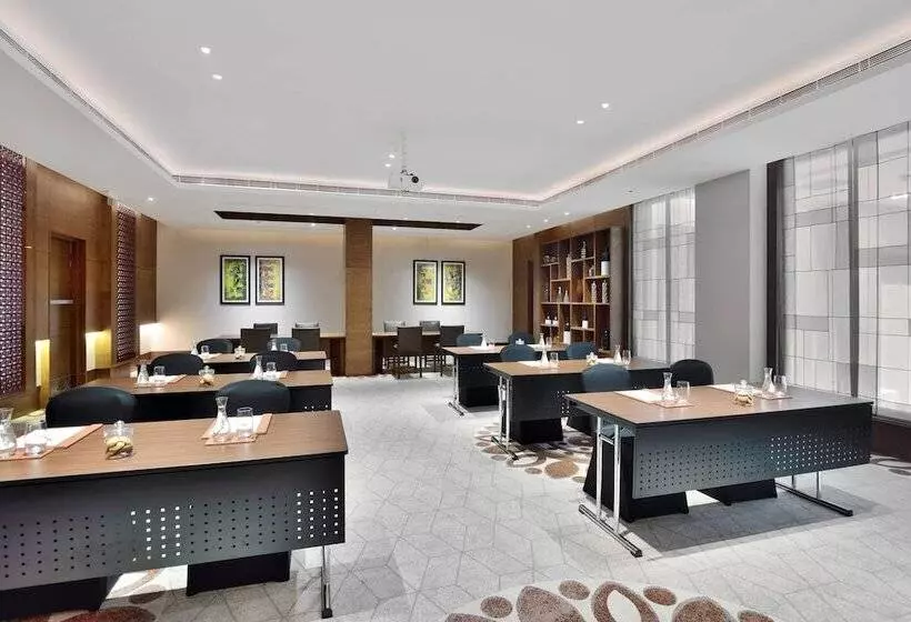 בית מלון כפרי Courtyard By Marriott Raipur