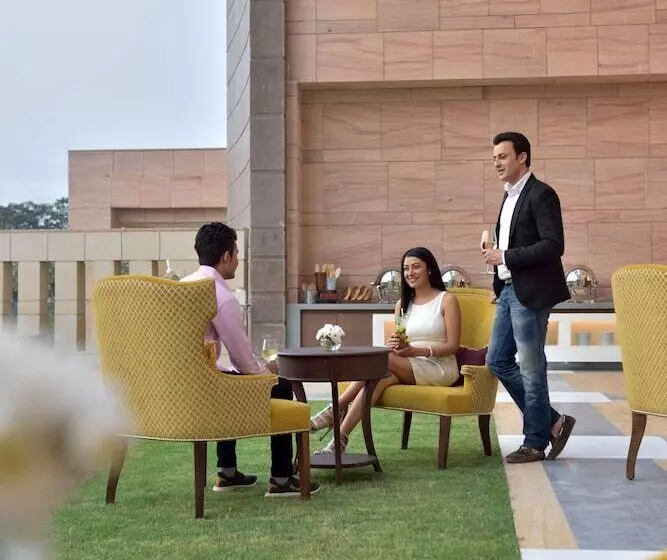 בית מלון כפרי Courtyard By Marriott Raipur