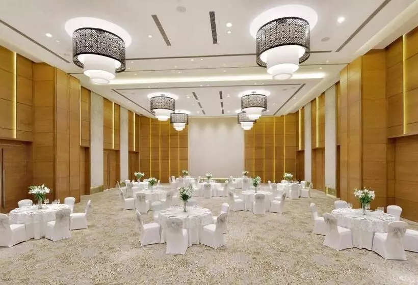 בית מלון כפרי Courtyard By Marriott Raipur