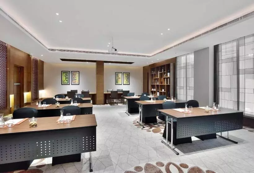 בית מלון כפרי Courtyard By Marriott Raipur