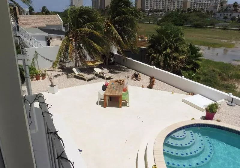 هتل Karibu Aruba Boutique