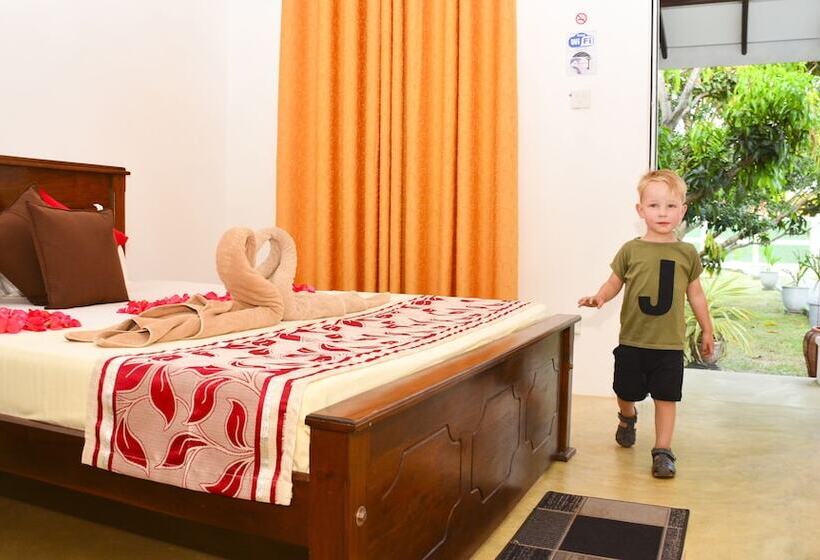 펜션 Negombo Village