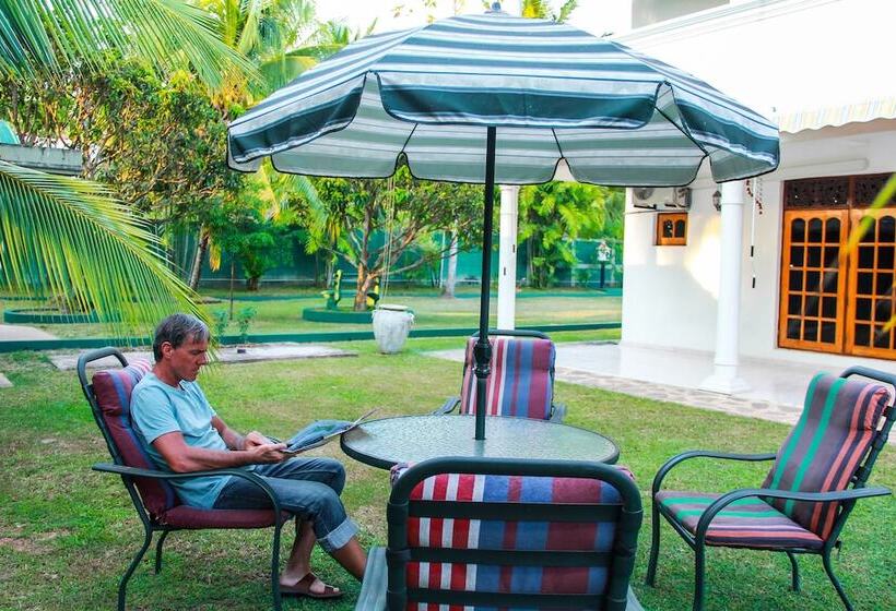 펜션 Negombo Village