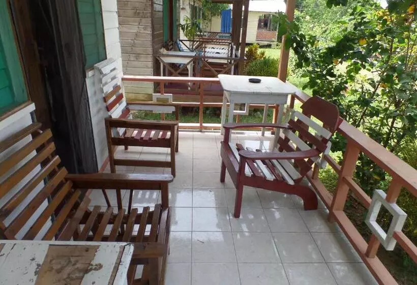 Beach Road Cottages At Jah Bs