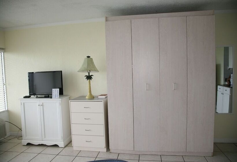 Hotel Traders Inn Beach Club