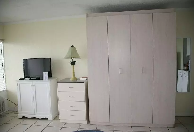 호텔 Traders Inn Beach Club