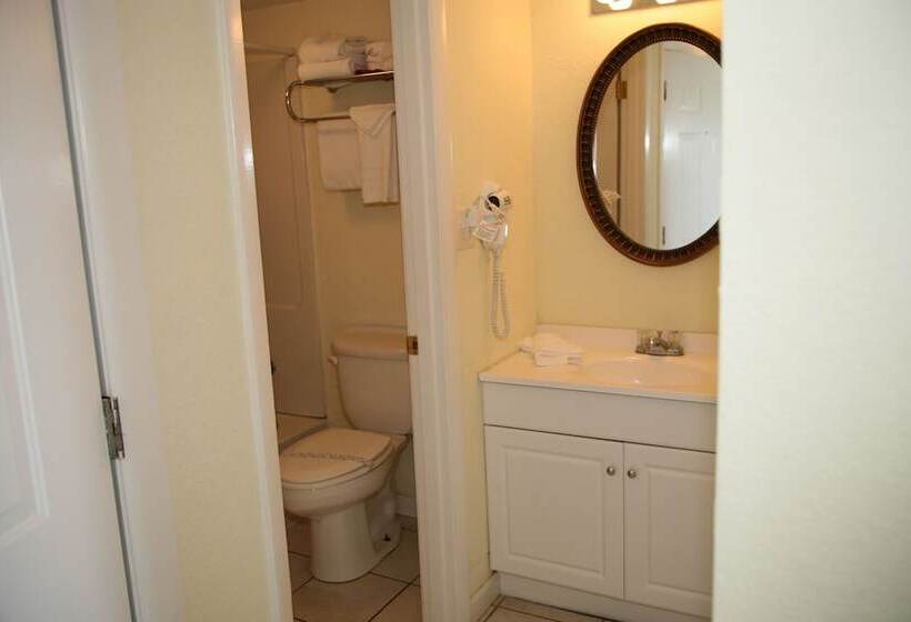 Hotel Traders Inn Beach Club