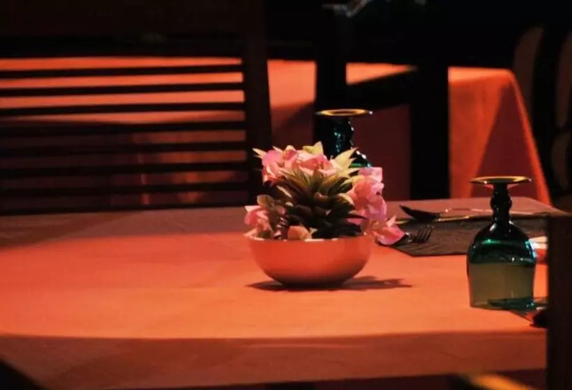 Mamas Coral Beach Hotel & Restaurant