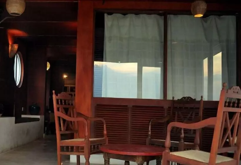 Mamas Coral Beach Hotel & Restaurant