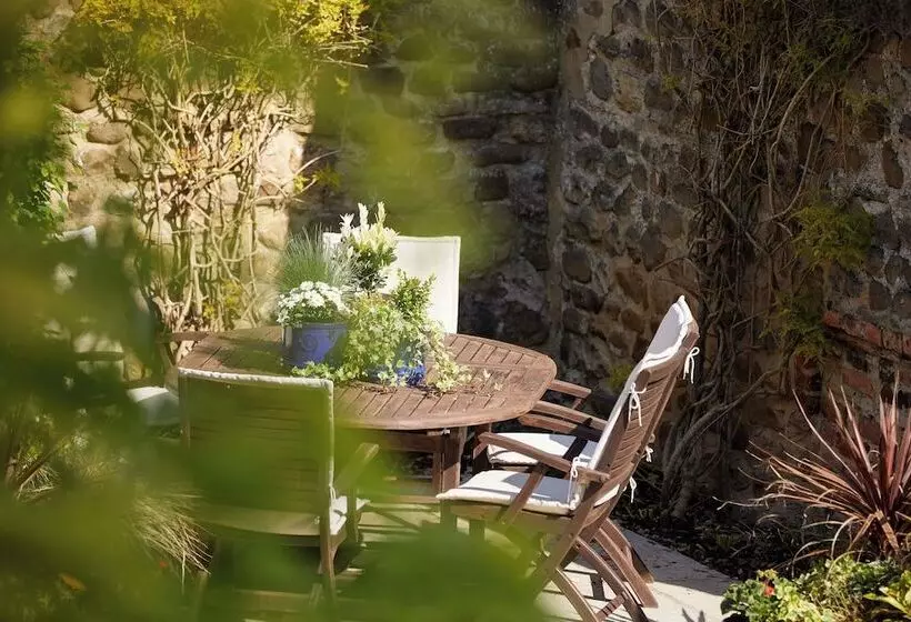 פנסיון The Old Coach House