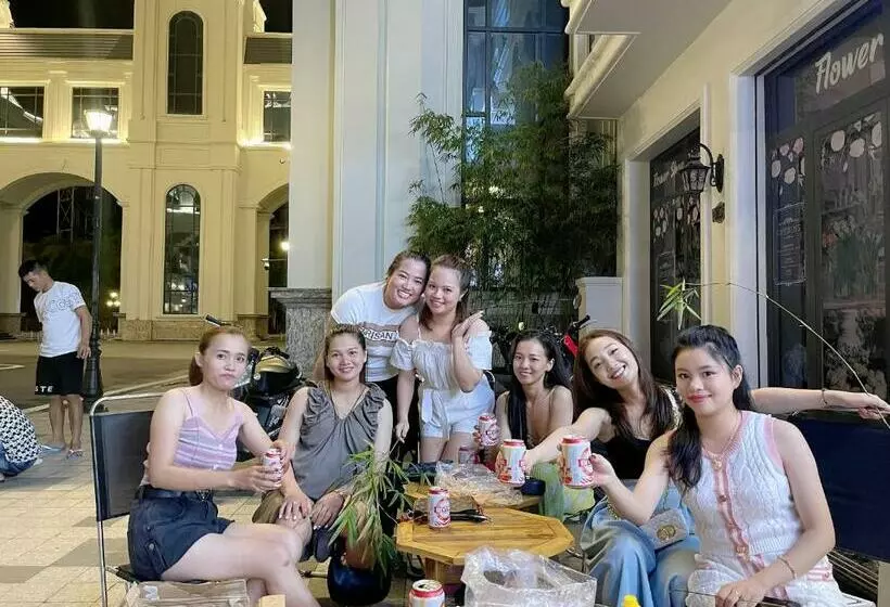 تختخواب و صبحانه La La Homestay 2   New City Grand World