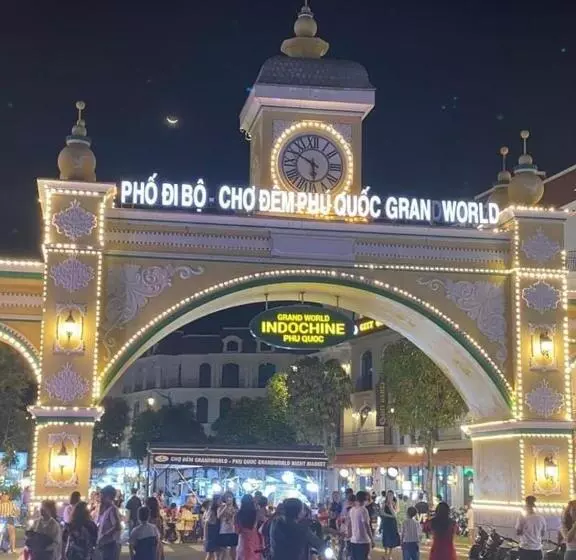 تختخواب و صبحانه La La Homestay 2   New City Grand World