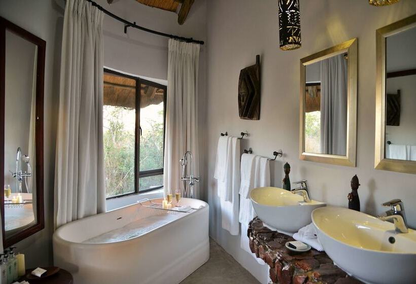 هتل Wildtrack Safaris Eco Lodge