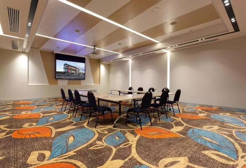 Calamvale Hotel Suites And Conference Centre