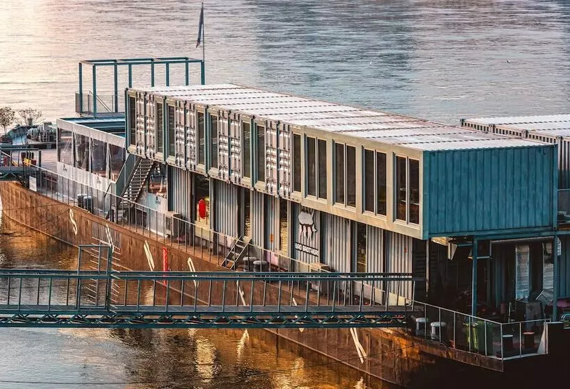 Sundeck Botel