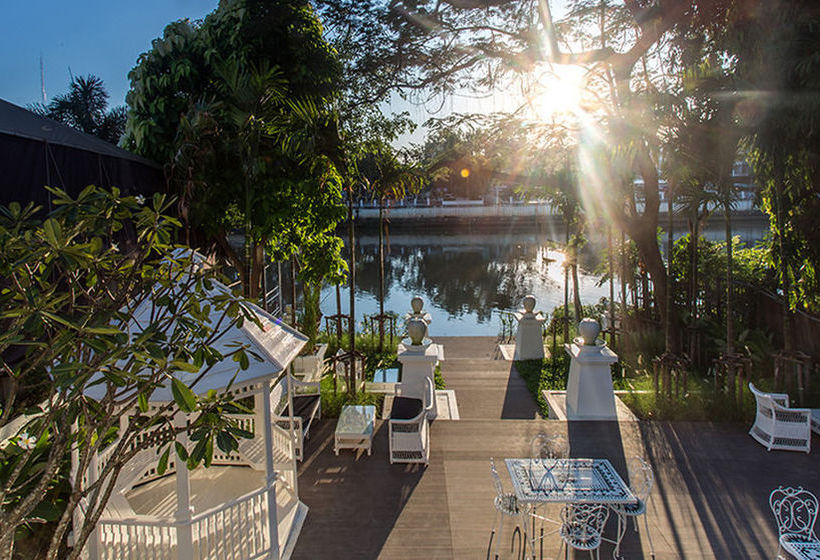 בית מלון כפרי B2 Riverside Colonial