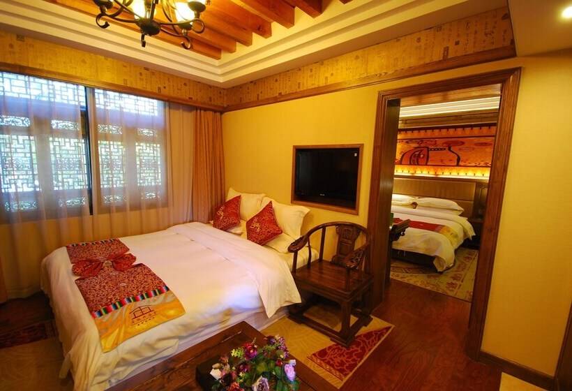 Отель Lijiang Golden Path Hospitality