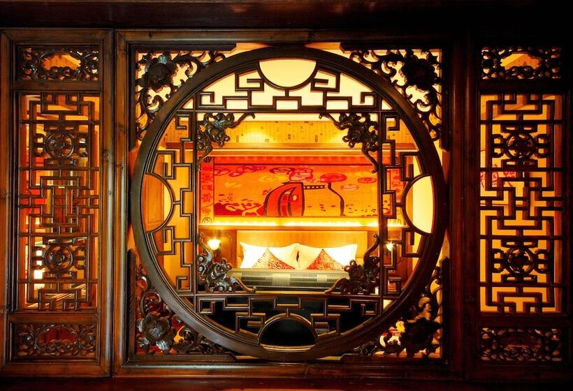 Отель Lijiang Golden Path Hospitality