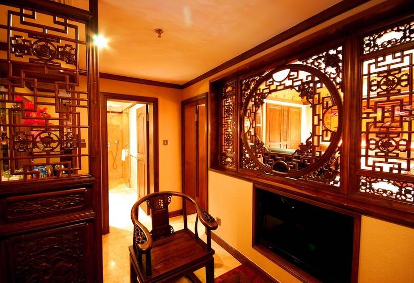 Отель Lijiang Golden Path Hospitality