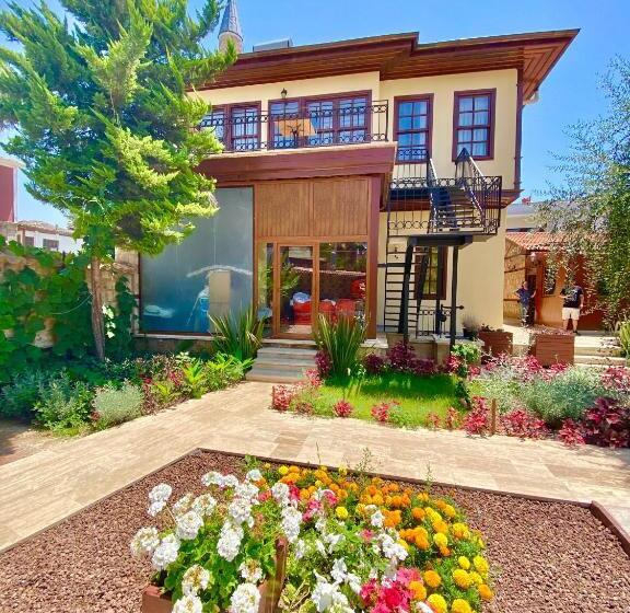 تختخواب و صبحانه Necip Bey Konağı