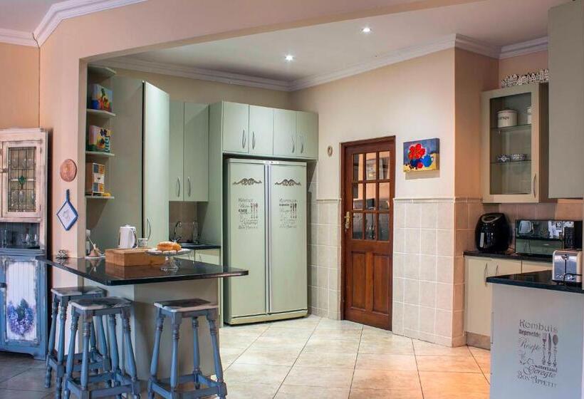 住宿加早餐  Mind Body Soul Guesthouse On Featherbrooke Estate, Krugersdorp, South Africa