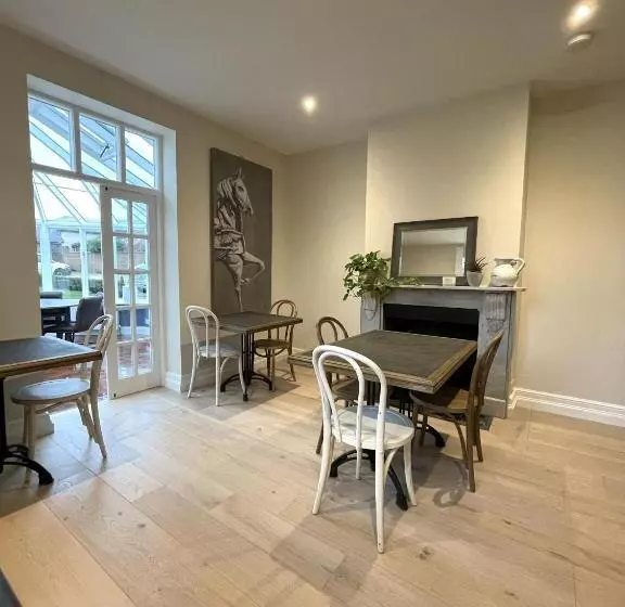 Moulton Lawn House B&b