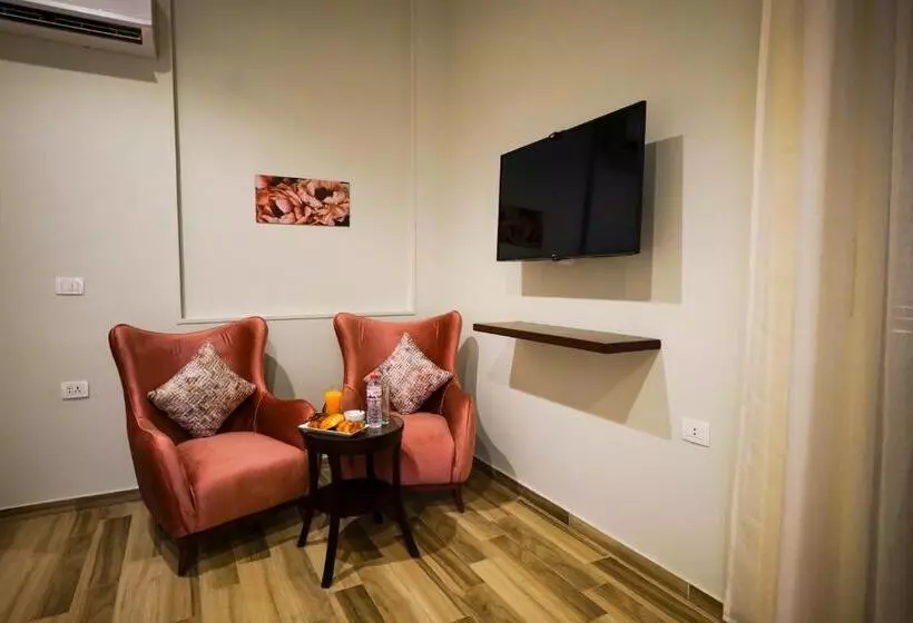 Savoy Hotel Elminya