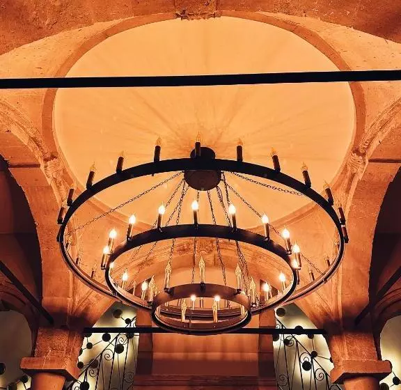 هتل Four Mansions