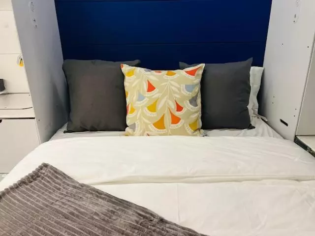 Uxolo Executive 7.2 Micro Living + Mountain View