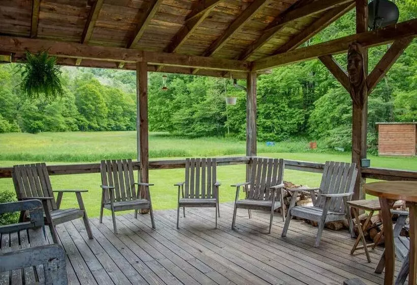 ユースホステル Elk River Inn, Cabins & Outfitter